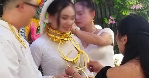 Cô dâu đeo vàng trĩu cổ, nhận 5 tỉ đồng trong ngày lễ nạp tài