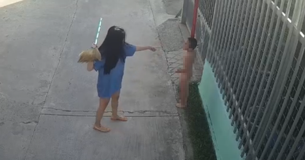 Sốc: Cậu bé mồ côi mẹ bị một phụ nữ trói vào cột điện đánh đập dã man trong tình trạng trần truồng