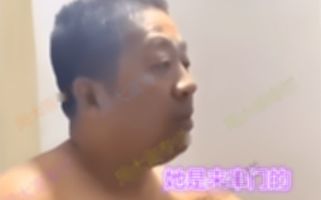 Vợ ngày nào cũng làm tăng ca đến nửa đêm, chồng sang nhà hàng xóm thấy cảnh động trời trên giường