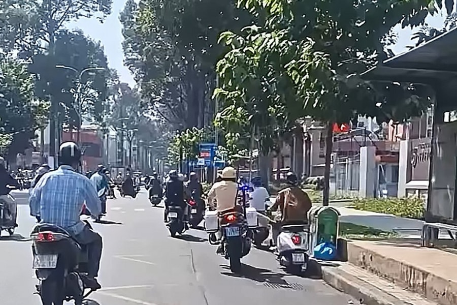 Tạm đình chỉ CSGT dùng chân đạp vào người vi phạm