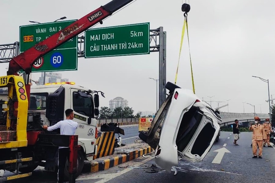 Xe con lật úp tại đường Vành đai 3 trên cao ở Hà Nội