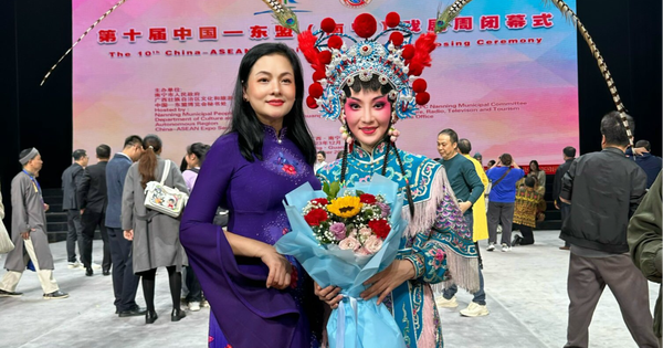 NSND Thu Quế diện áo dài của NTK Bích Liên dự liên hoan sân khấu Trung Quốc - ASEAN