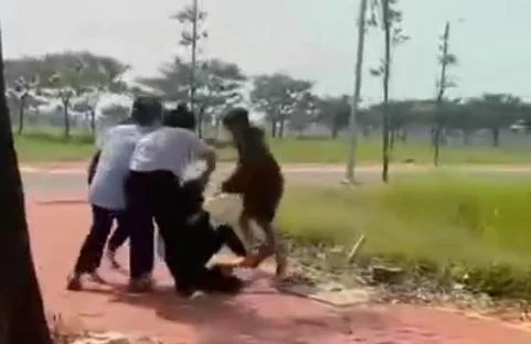 Nữ sinh lớp 8 bị đánh hội đồng, lột áo ở công viên