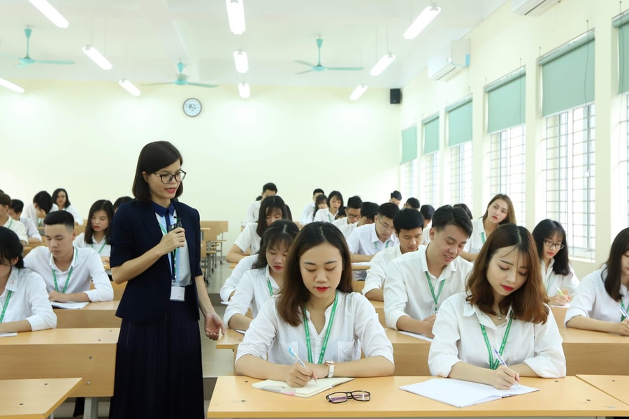 Mức thu học phí đối với trường đại học công lập năm học 2023 - 2024? 1 tín chỉ bao nhiêu tiền?