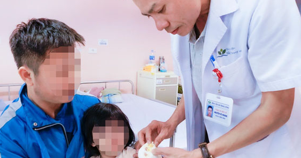 Bé gái 30 tháng tuổi bị đứt gân tay do ngã vào máy lọc nước