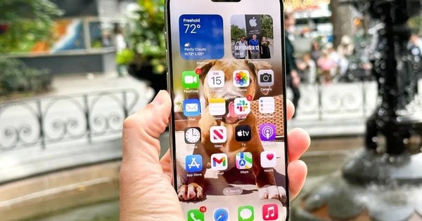 iPhone 15 Pro Max vừa ra mắt đã giảm giá không phanh nhưng vẫn không đọ được sự lao dốc của smartphone đình đám này