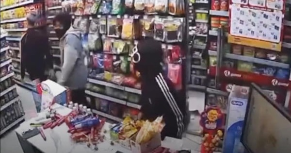 Truy tìm nhóm thiếu niên cướp cửa hàng tiện lợi ở Hà Nội