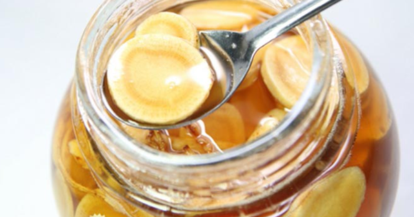 Dùng mật ong ngâm sâm, uống theo cách này còn tốt hơn thuốc bổ, về già không lo bệnh tật!