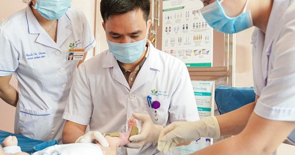 Bé sơ sinh trợt loét toàn bộ chân vì mắc bệnh di truyền hiếm gặp