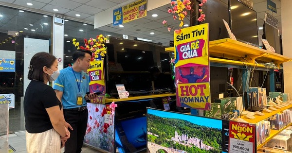 Khuyến mại sâu để kích cầu tiêu dùng dịp cận Tết Nguyên đán mặt hàng điện tử, điện máy vẫn 'ế sưng'