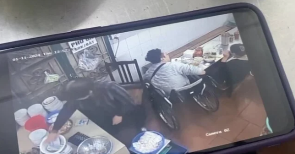 Vụ TikToker tố bị quán phở đuổi vì ngồi xe lăn: Công an TP Hà Nội vào cuộc xác minh sự việc