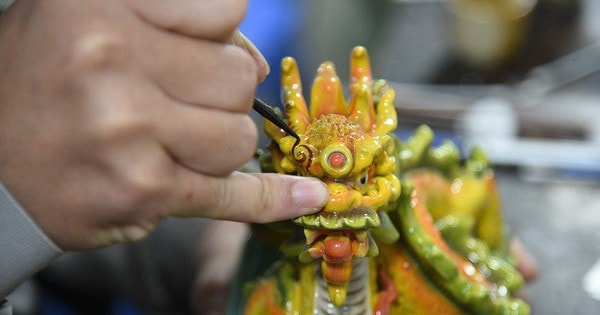 Cận cảnh quy trình làm linh vật rồng vàng giá hàng chục triệu đồng bán Tết