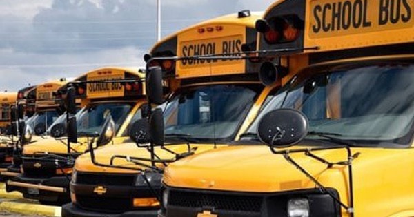 Đề xuất xe đưa đón học sinh phải sơn màu vàng đậm