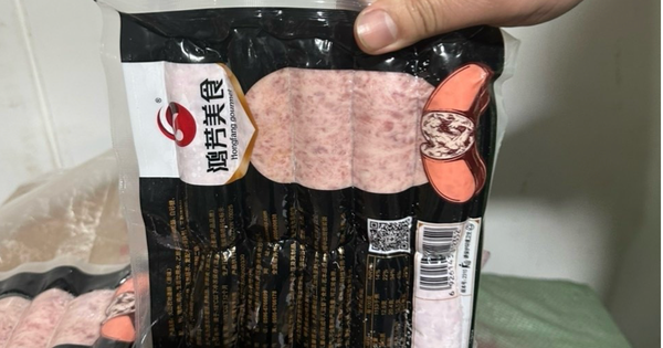 Hơn 800kg xúc xích, tràng lợn nhập lậu, tiểu thương Quảng Ninh vẫn bày bán công khai