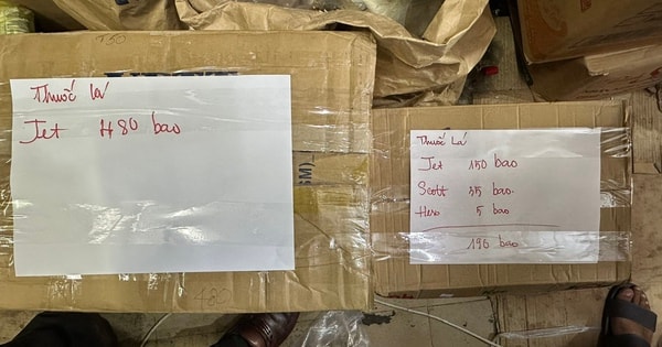 Cận Tết Nguyên đán, tiểu thương công khai bày bán, vận chuyển thuốc lá, giày dép nhập lậu