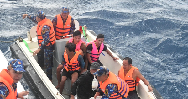 Tàu Hải quân cứu kịp thời 5 ngư dân Bình Định gặp nạn