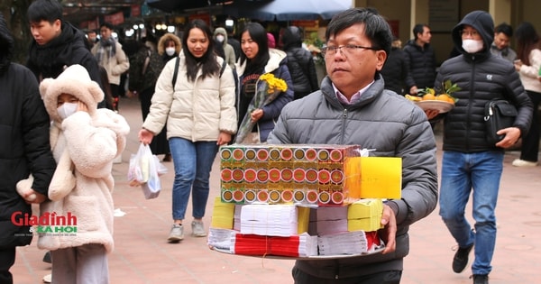 Vượt giá rét người dân đổ về phủ Tây Hồ dâng lễ tạ ơn trong ngày Rằm tháng Chạp