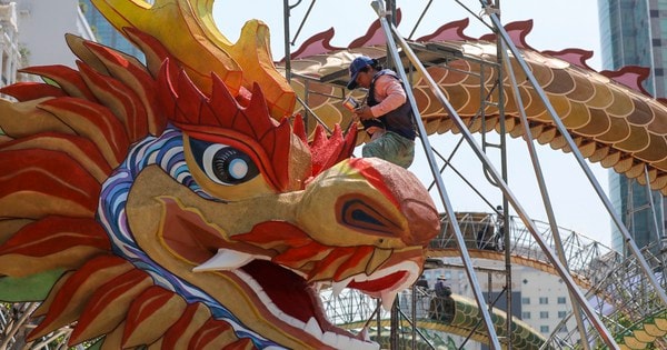 Cận cảnh đường hoa Nguyễn Huệ, đôi rồng chầu sen Tết 2024 đang gần hoàn thiện