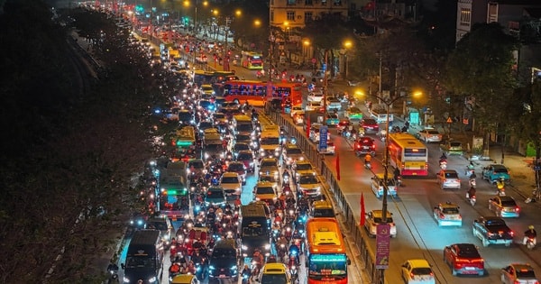Người dân lỉnh kỉnh đồ về quê nghỉ Tết, nhiều tuyến đường Hà Nội tắc cứng