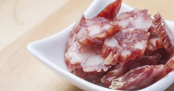 Người phụ nữ bị mù mắt trái sau khi ăn lạp xưởng trong 1 tuần, Tết này cần tránh vài thực phẩm để an toàn