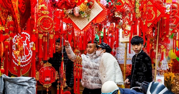 Phố cổ Hà Nội ngập tràn không khí Tết, câu đối đỏ có giá bán từ 80.000 đồng