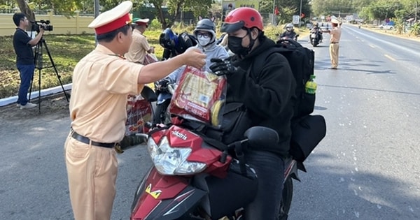 CSGT tặng mũ bảo hiểm, bánh chưng để tiếp sức cho người dân về quê ăn Tết