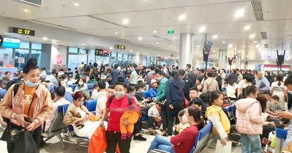 Sân bay Tân Sơn Nhất đông nghịt, khách vật vã từ mờ sáng 27 Tết