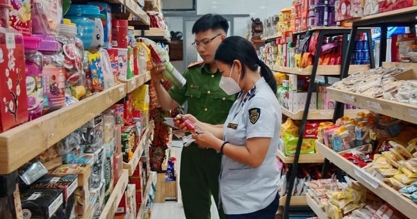 Phát hiện hàng ngàn sản phẩm bánh kẹo nhập lậu 'suýt' đến tay người tiêu dùng ngày Tết