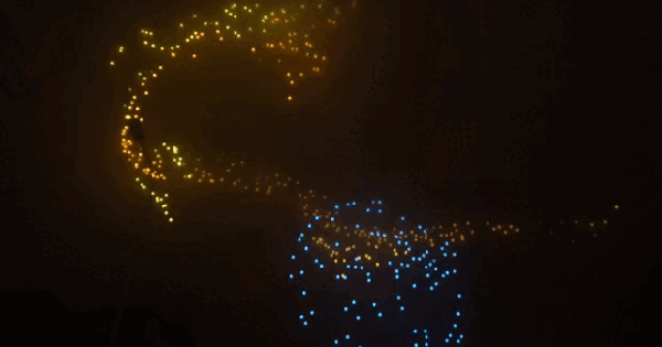 Mãn nhãn cảnh 2.024 máy bay không người lái 'vẽ' hình rồng trên bầu trời Hà Nội