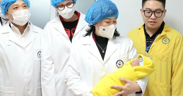 Bộ trưởng Đào Hồng Lan chúc Tết y bác sĩ, đón những công dân nhí chào đời đêm Giao Thừa