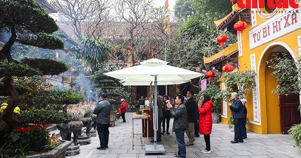 Tấp nập người đi lễ đền, chùa trong ngày đầu tiên năm mới