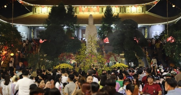 Người TPHCM đi nhiều chùa trong đêm giao thừa để cầu may mắn