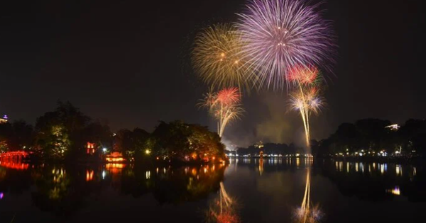 Mãn nhãn màn bắn pháo hoa mừng Xuân Giáp Thìn 2024