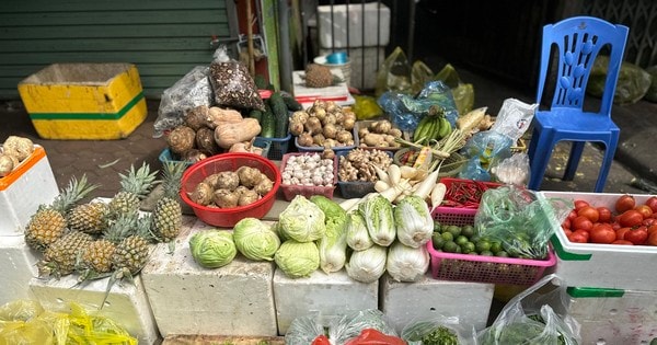 Mùng 2 Tết: Tiểu thương mở hàng, giá bún phở tăng gần gấp đôi