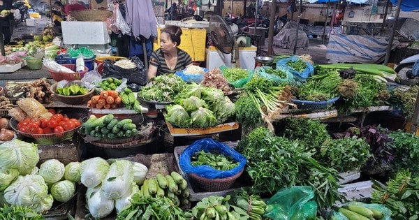 Ngày Mùng 3 Tết, trái cây giá cao, hoa tươi bất ngờ 'hạ nhiệt'
