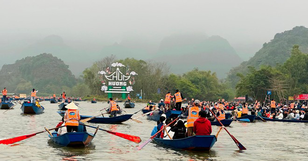 Khai hội Chùa Hương năm 2024: Hàng vạn du khách đội mưa tham gia trẩy hội