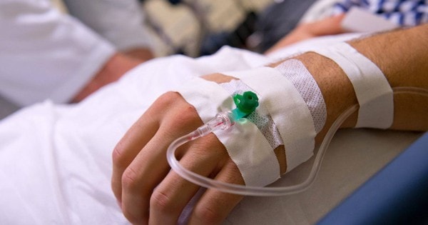 Người đàn ông 41 tuổi loét dạ dày, bụng cứng như gỗ do thường xuyên làm việc này trong dịp Tết