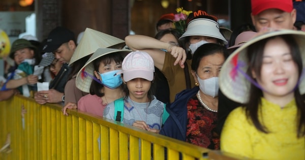 Xếp hàng dài, chờ hơn nửa tiếng để được lên thuyền đi lễ chùa đầu năm