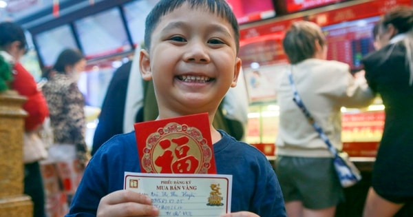 Nhiều mà mẹ con cùng đập lợn, lấy tiền lì xì 2 năm đi mua vàng lấy may