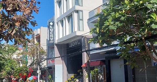 Một hiệu phó bị vợ đâm tại khách sạn khi ở cùng người phụ nữ khác