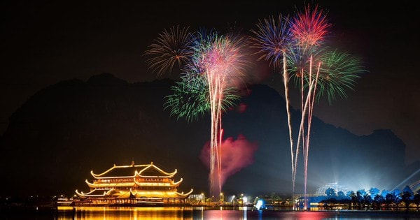 Cận cảnh màn pháo hoa lung linh sắc màu trong ngày khai xuân tại chùa Tam Chúc