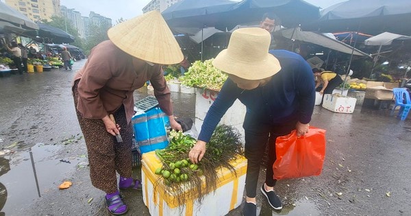 Hoa bưởi, hoa cau, đồ cúng lễ sôi động sát ngày Rằm tháng Giêng