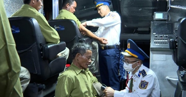 Cứu nạn kịp thời 7 ngư dân bị chìm tàu