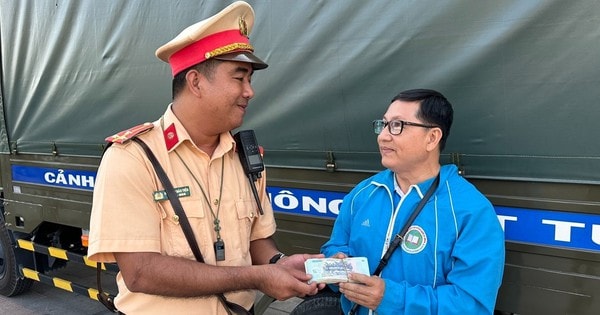 CSGT nhặt được xấp tiền, trao trả cho người đánh rơi