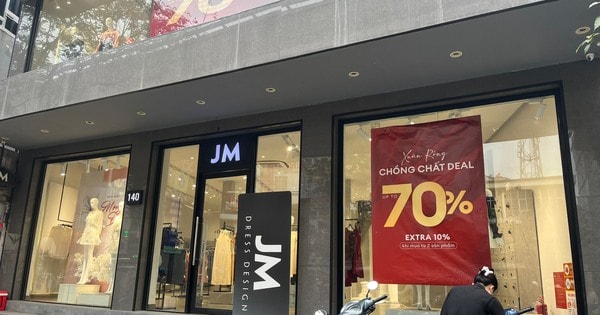 Quần áo cuối mùa giảm mạnh, nhiều chị em 'săn sale'... để dành