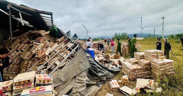 Người dân và công an giúp tài xế thu dọn 'bò húc' sau vụ lật xe ở Quảng Trị