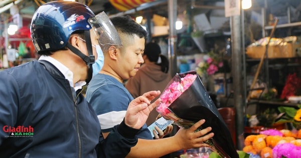 'Cánh mày râu' xuống phố, đi chợ mua hoa tặng người thân nhân ngày 8/3