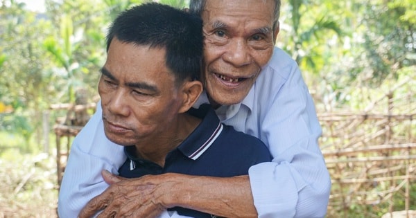 Ông bố bật khóc đón con trai khờ sau 18 năm lưu lạc ở Trà Vinh