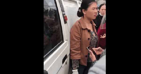 Người phụ nữ bán trứng hoảng hồn khi phát hiện hơn 1 tỷ đồng 'từ trên trời rơi xuống' trong xe ô tô