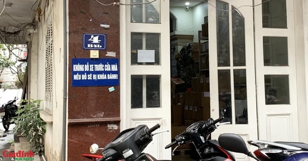 Người dân tự ý đặt biển cấm dừng, đỗ xe để 'dành lại lòng đường, vỉa hè' ở Hà Nội